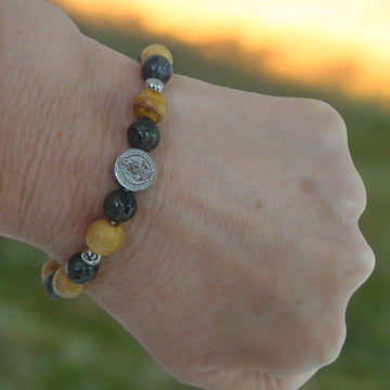 Pulsera Palo Santo, Pirita  y dije de San Benito "Protección, Abundancia, Bienestar emocional"