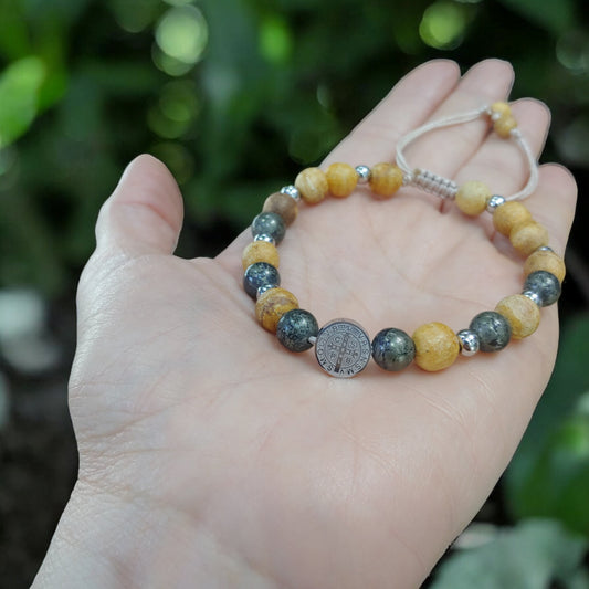 Pulsera Palo Santo, Pirita  y dije de San Benito "Protección, Abundancia, Bienestar emocional"